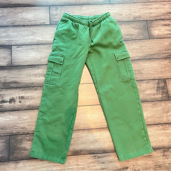 ARITZIA TNA Sweatfleece Cozy Fleece Dark Green Cargo Sweatpants. - Picture 2 of 9